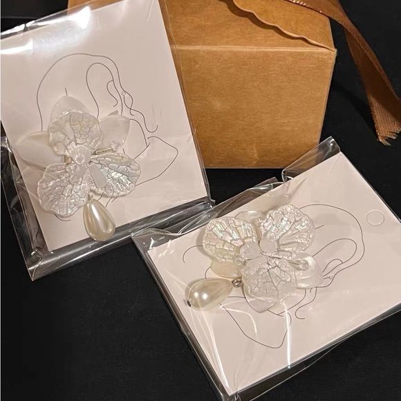 Floral & pearl earrings - Picture 2 of 4